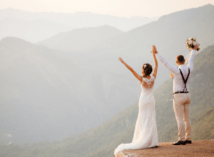 wedding couple enjoying honeymoon in mountains on a budget 