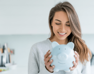 woman saving money with rakuten in her piggy bank